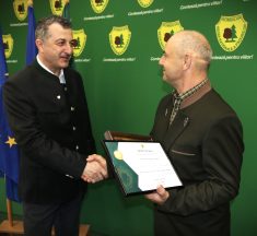 Romsilva l-a premiat pe pădurarul care a salvat cele două minore