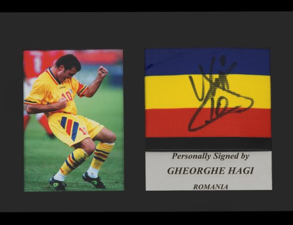 Tricourile legendelor din fotbal, în licitație la Artmark!