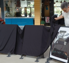 Tricouri ale unor vedete expuse în Mall