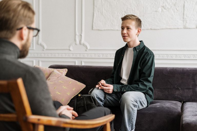 Adolescent în discuție cu un psiholog