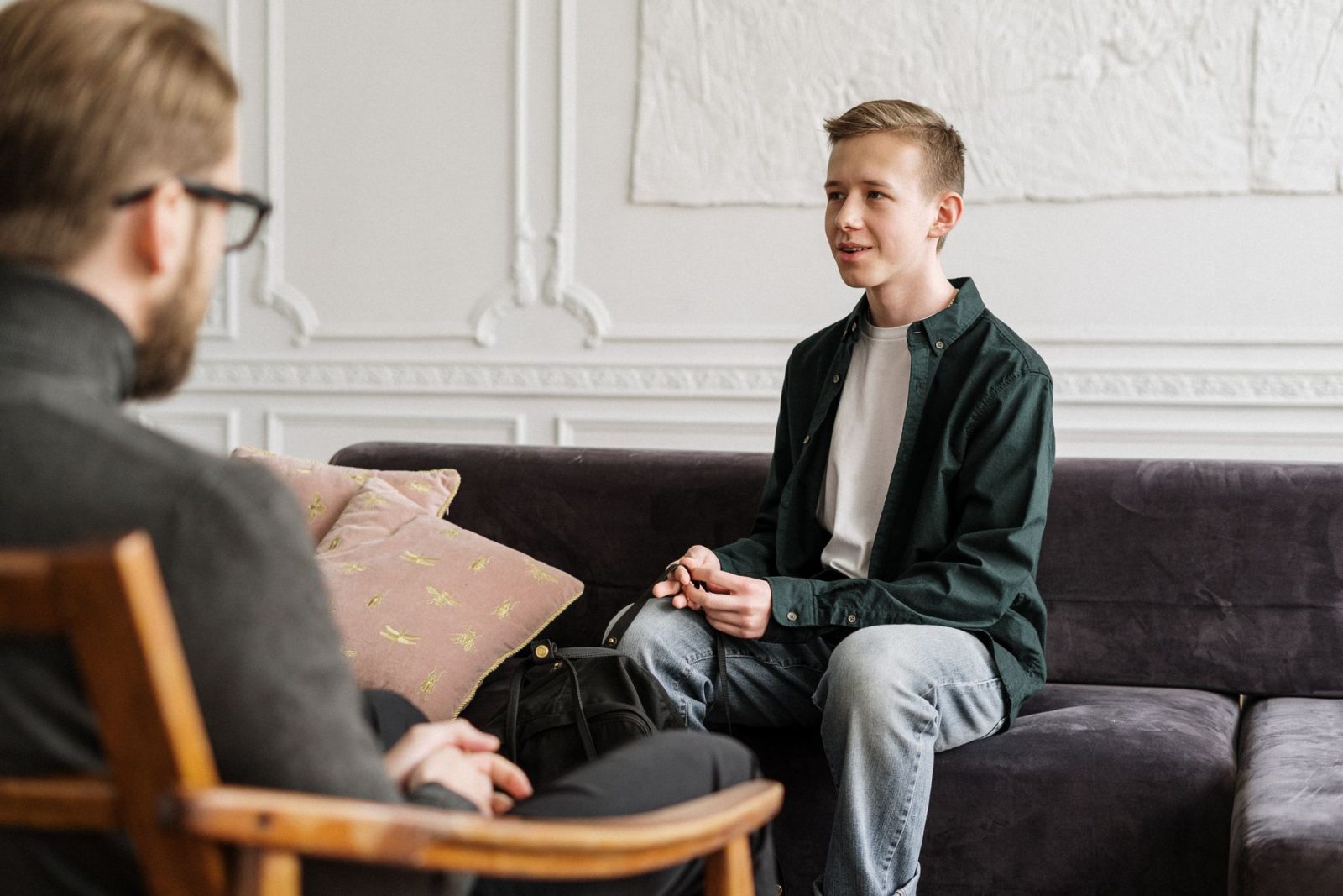 Adolescent în discuție cu un psiholog